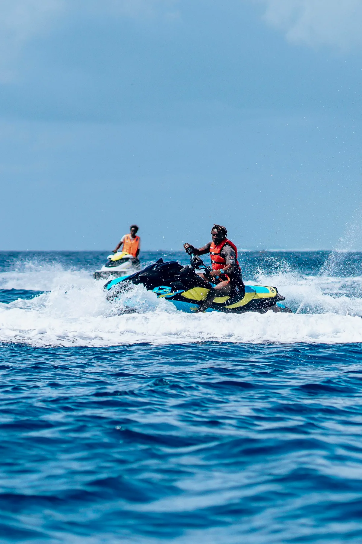 Dos motos de agua navegando a velocidad sobre el Atlántico, dejando una estela de espuma
